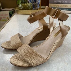 Louise et Cie (Nordstrom) Wedge Ankle-Strap Sandals in Nude and Gold Size 7.5